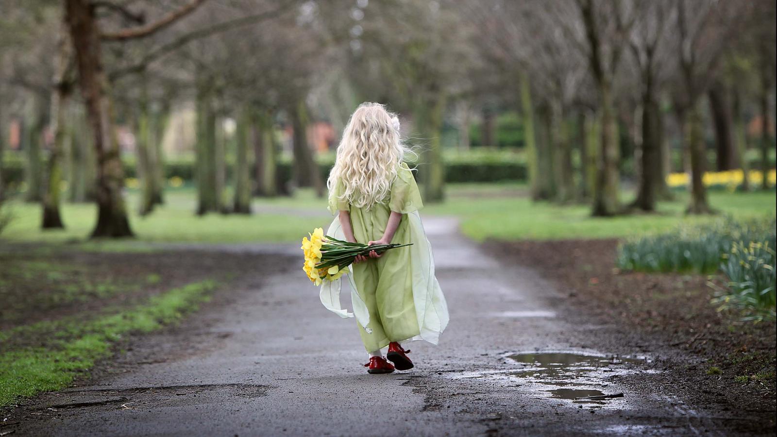 daffodil day girl in park