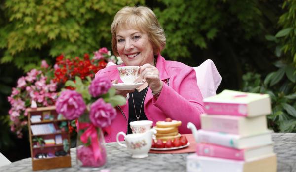 Press Release: Patricia Scanlan urges the public to back the Irish Cancer Society’s Big Pink Breakfast