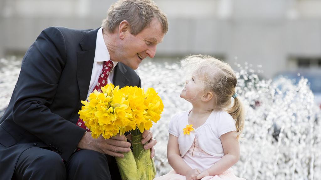 Taoiseach Enda Kenny poses with little Isabelle on the eve of Daffodil Day 2016