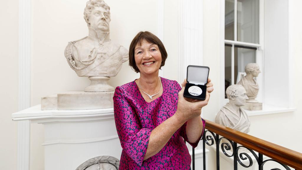 Metastatic breast cancer patient Rhona Nally with her award