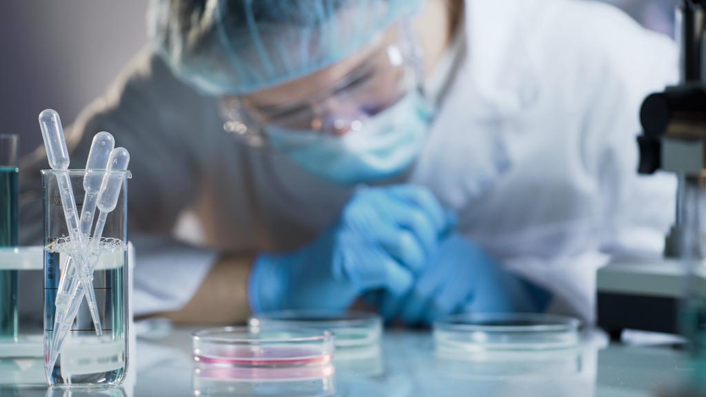 Image of a pathologist working in a lab