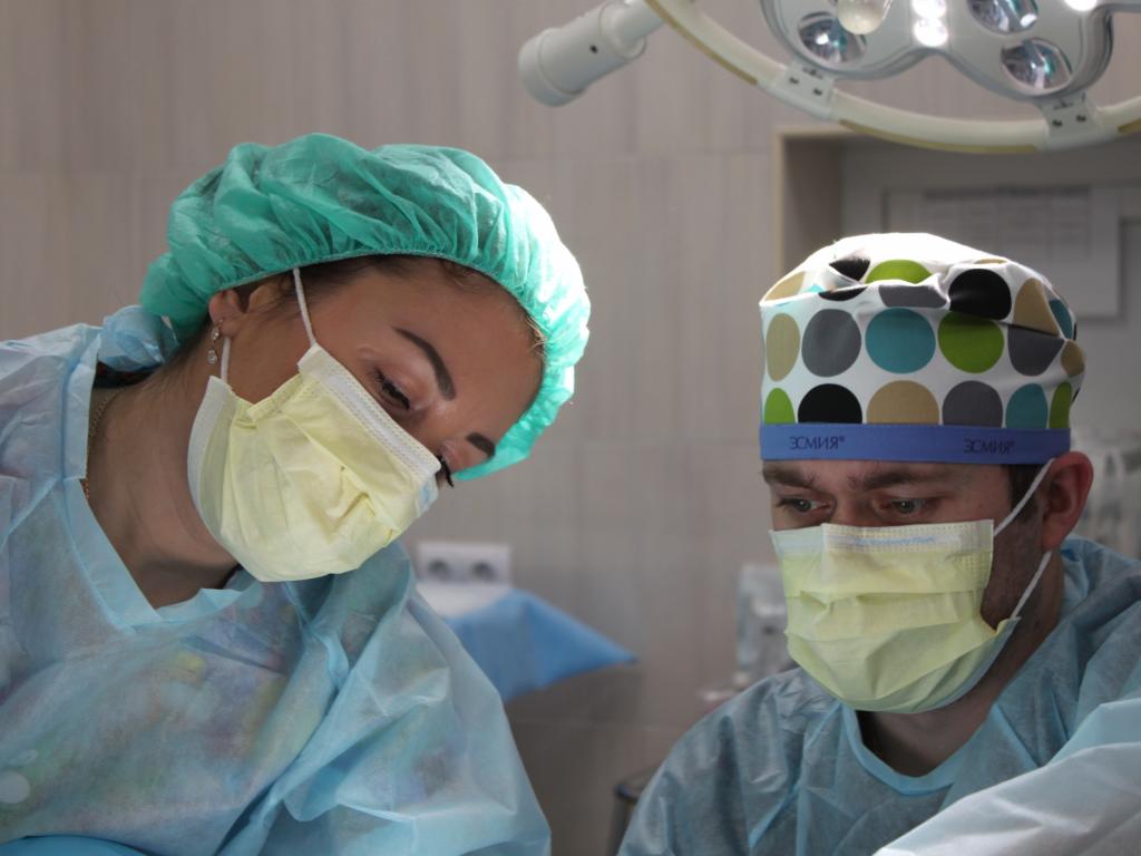 surgeons-performing-surgery