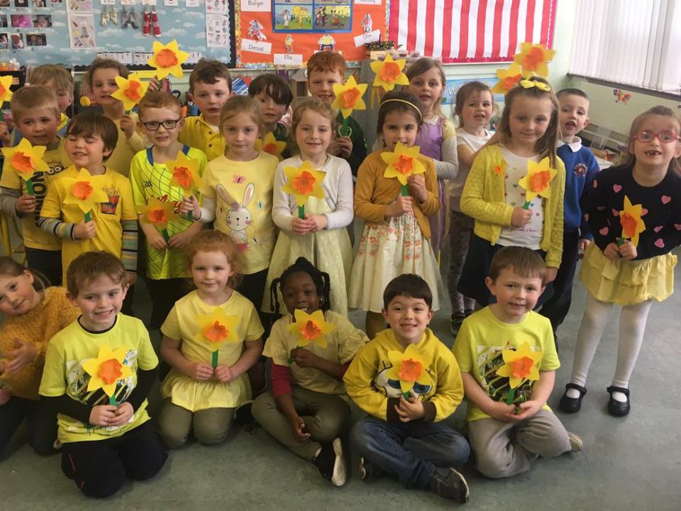 Elementary school students with daffodils