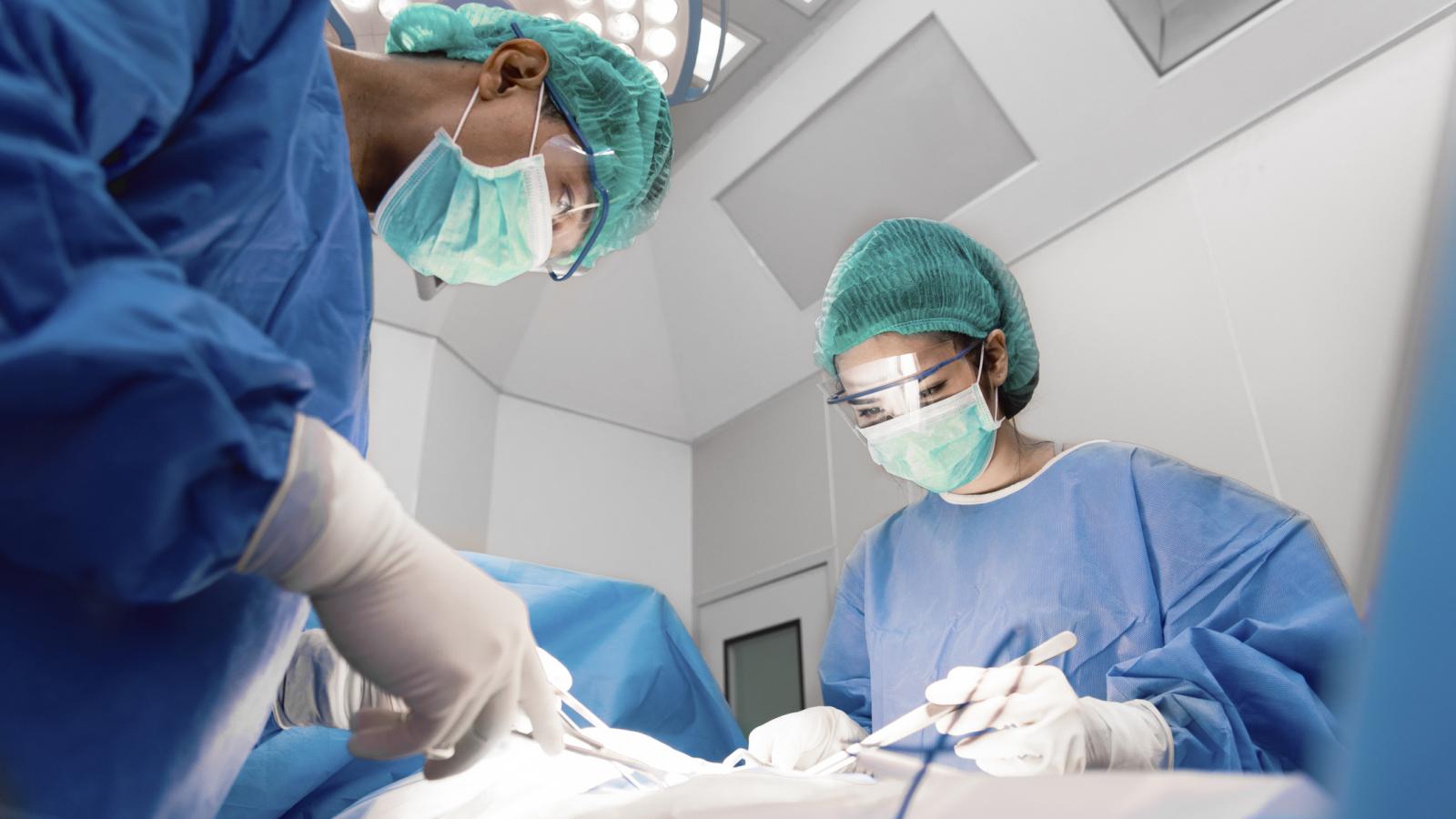 2 surgeons operating on a patinet
