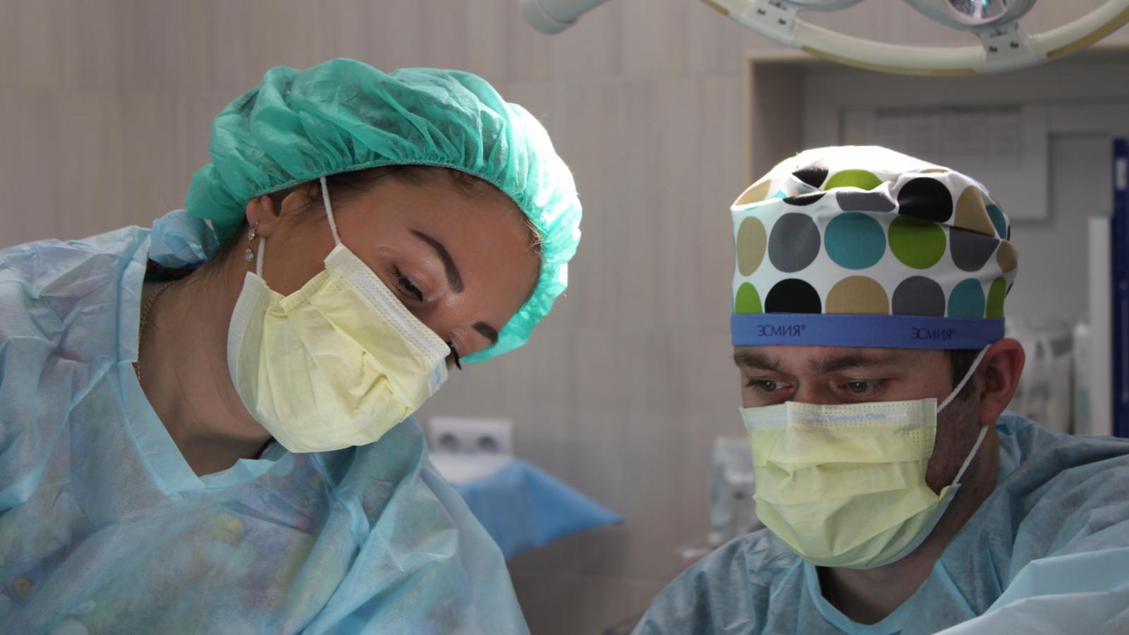 surgeons-performing-surgery