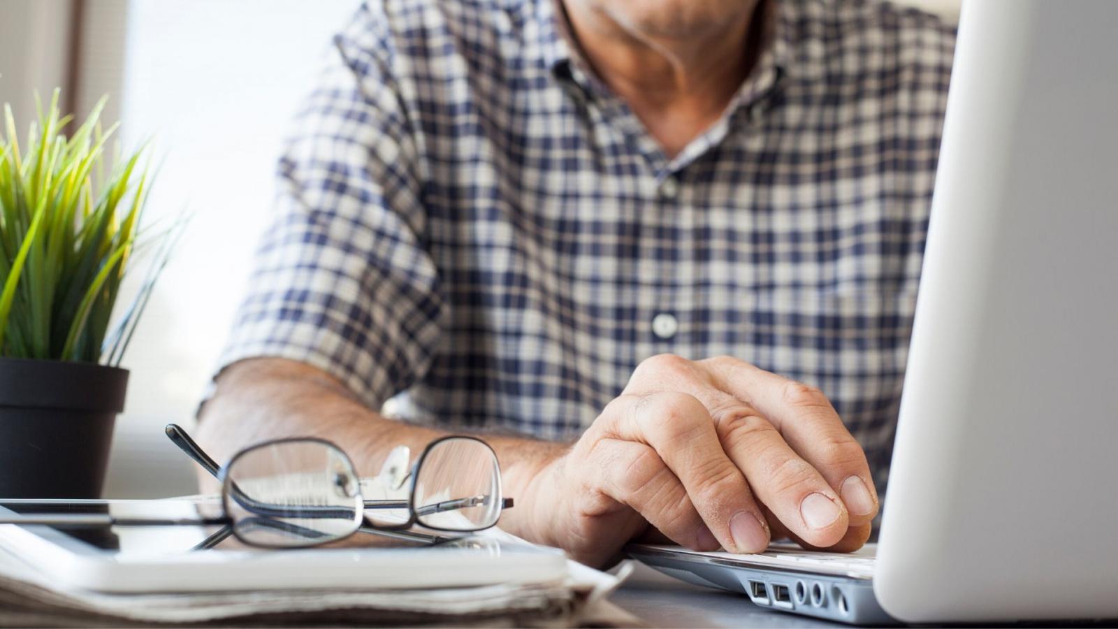 Man using a laptop computer