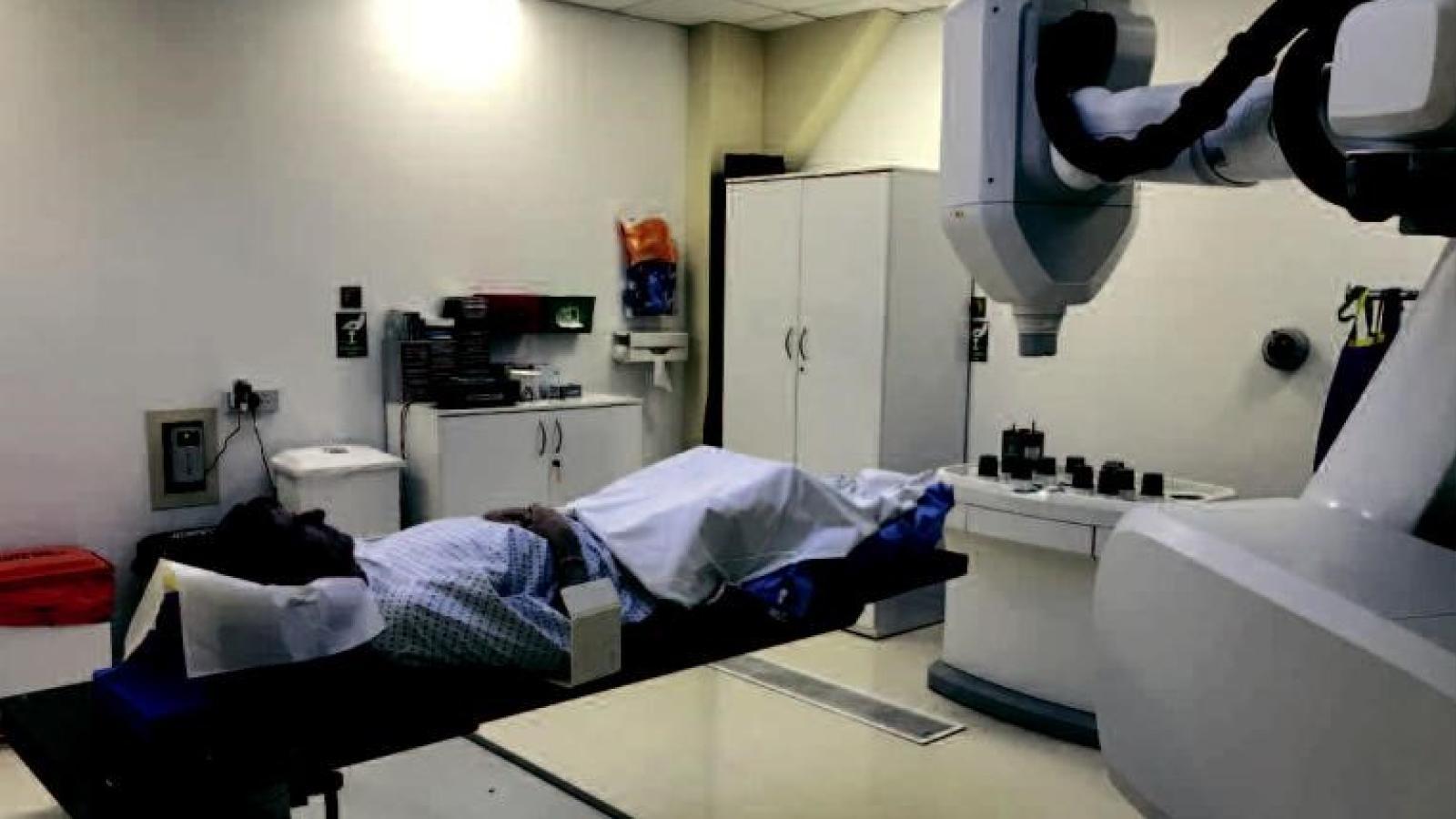 man going into a radiotherapy machine